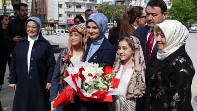 Bakan Mahinur Özdemir Göktaş, Kütahya’daki temasları kapsamında vatandaşlarla buluştu, el