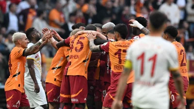 Galatasaray, Kayserispor’u 3-0 Mağlup Ederek Şampiyonluğunu İlan Etti Galatasaray, Kayserispor karşısında aldığı net galibiyetle Süper Lig’in bitimine iki