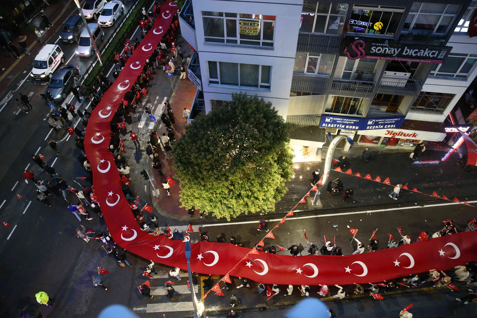 19 Mayıs kutlamaları çerçevesinde Samsun’da düzenlenen yürüyüşte, 1919 metre uzunluğunda