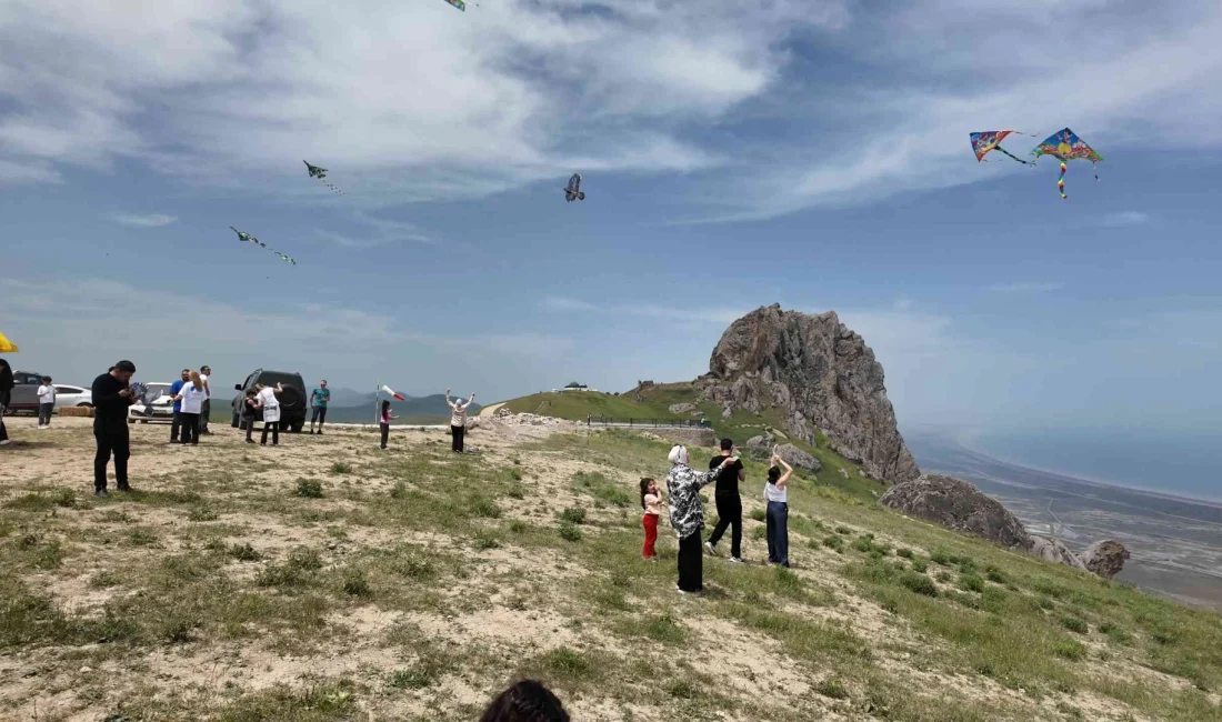 Azerbaycan’da 19 Mayıs Coşkusu Beşparmak Dağı’nda Yaşandı Azerbaycan’da 19 Mayıs dolayısıyla düzenlenen etkinlikte doğa yürüyüşü, yamaç paraşütü