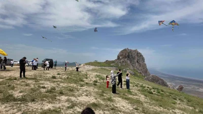 Azerbaycan’da 19 Mayıs dolayısıyla düzenlenen etkinlikte doğa yürüyüşü, yamaç paraşütü