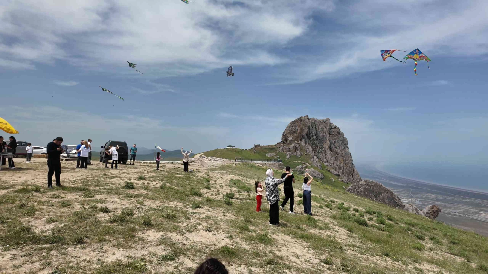 Azerbaycan’da 19 Mayıs dolayısıyla düzenlenen etkinlikte doğa yürüyüşü, yamaç paraşütü