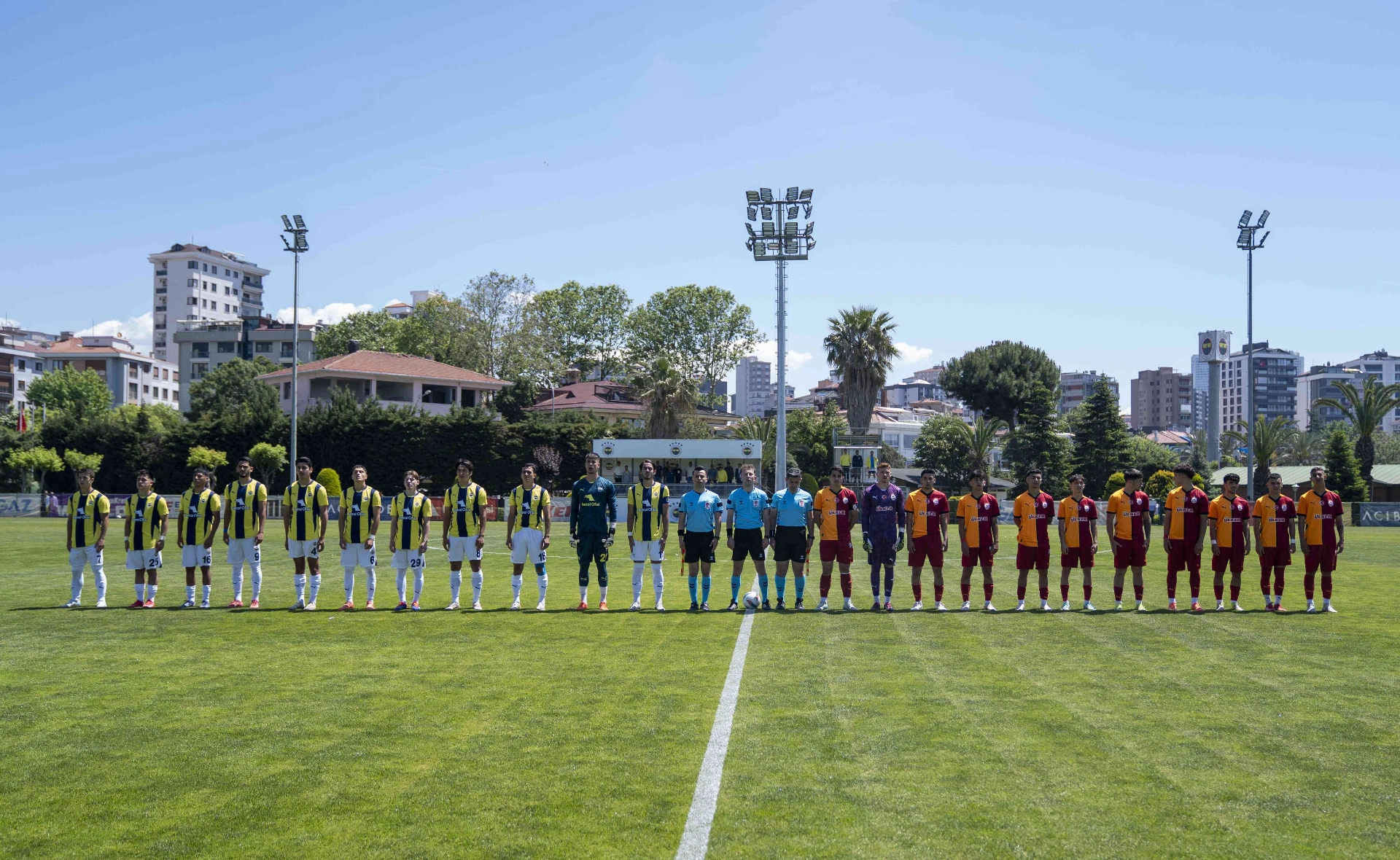 Fenerbahçe, 2-0 geriye düştüğü derbide Haydar Karataş’ın golleriyle Galatasaray ile