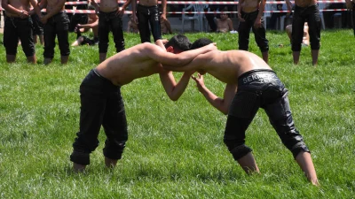 42. Karaadilli Yağlı Güreşleri’nin Başpehlivanı Feyzullah Aktürk Oldu Karaadilli Yağlı Güreşleri’nde Yusuf Can Zeybek’i mağlup eden Feyzullah Aktürk,