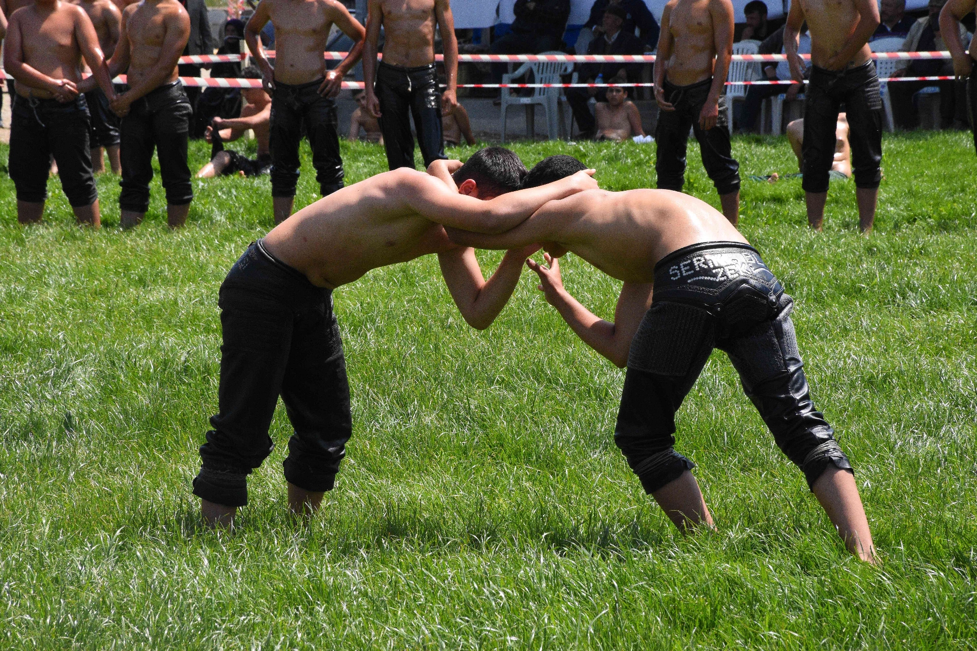 Karaadilli Yağlı Güreşleri’nde Yusuf Can Zeybek’i mağlup eden Feyzullah Aktürk,