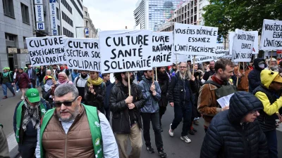 Sağlık, kültür ve sivil toplum çalışanları, Brüksel'de düzenlenen yürüyüşle sosyal