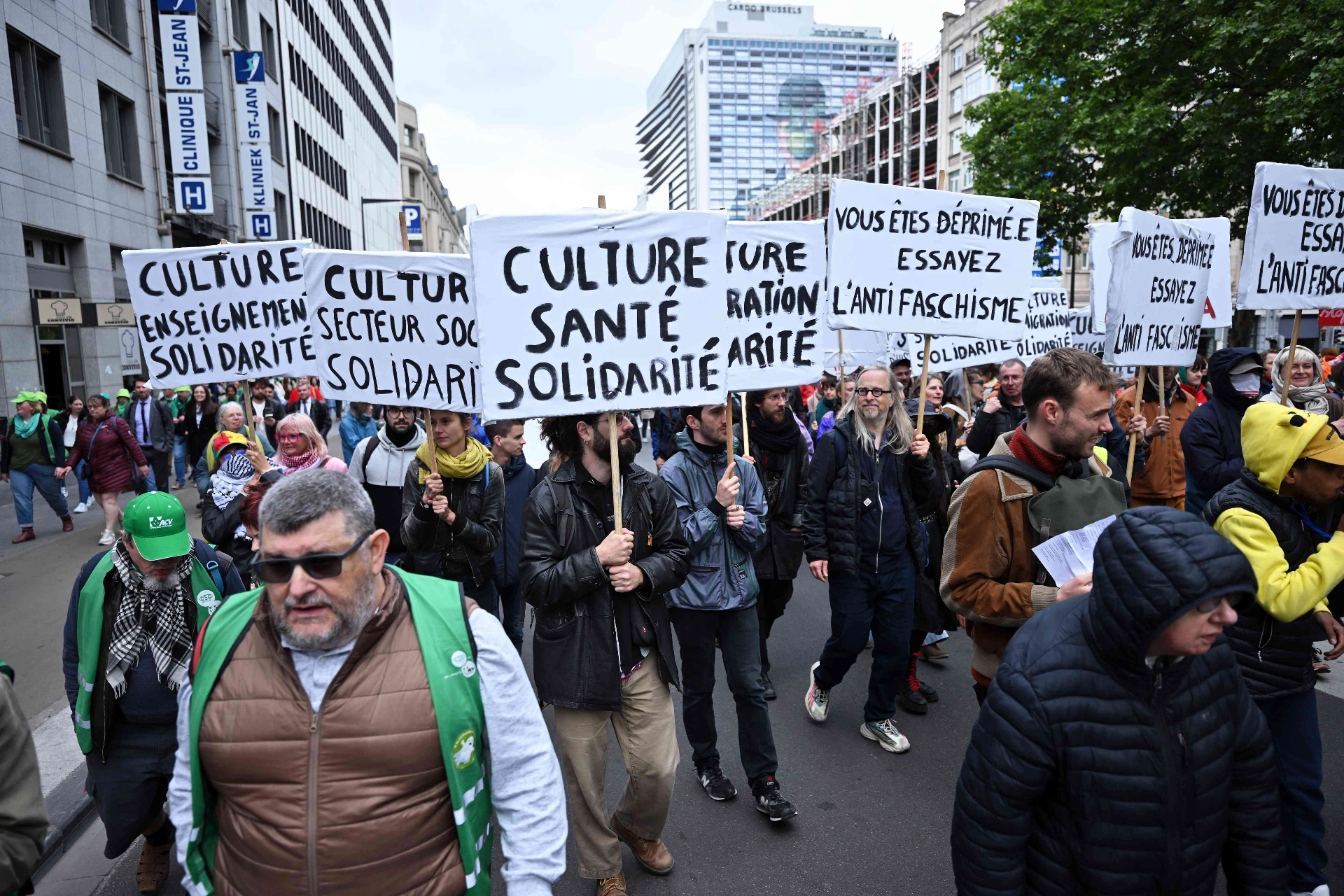 Sağlık, kültür ve sivil toplum çalışanları, Brüksel'de düzenlenen yürüyüşle sosyal