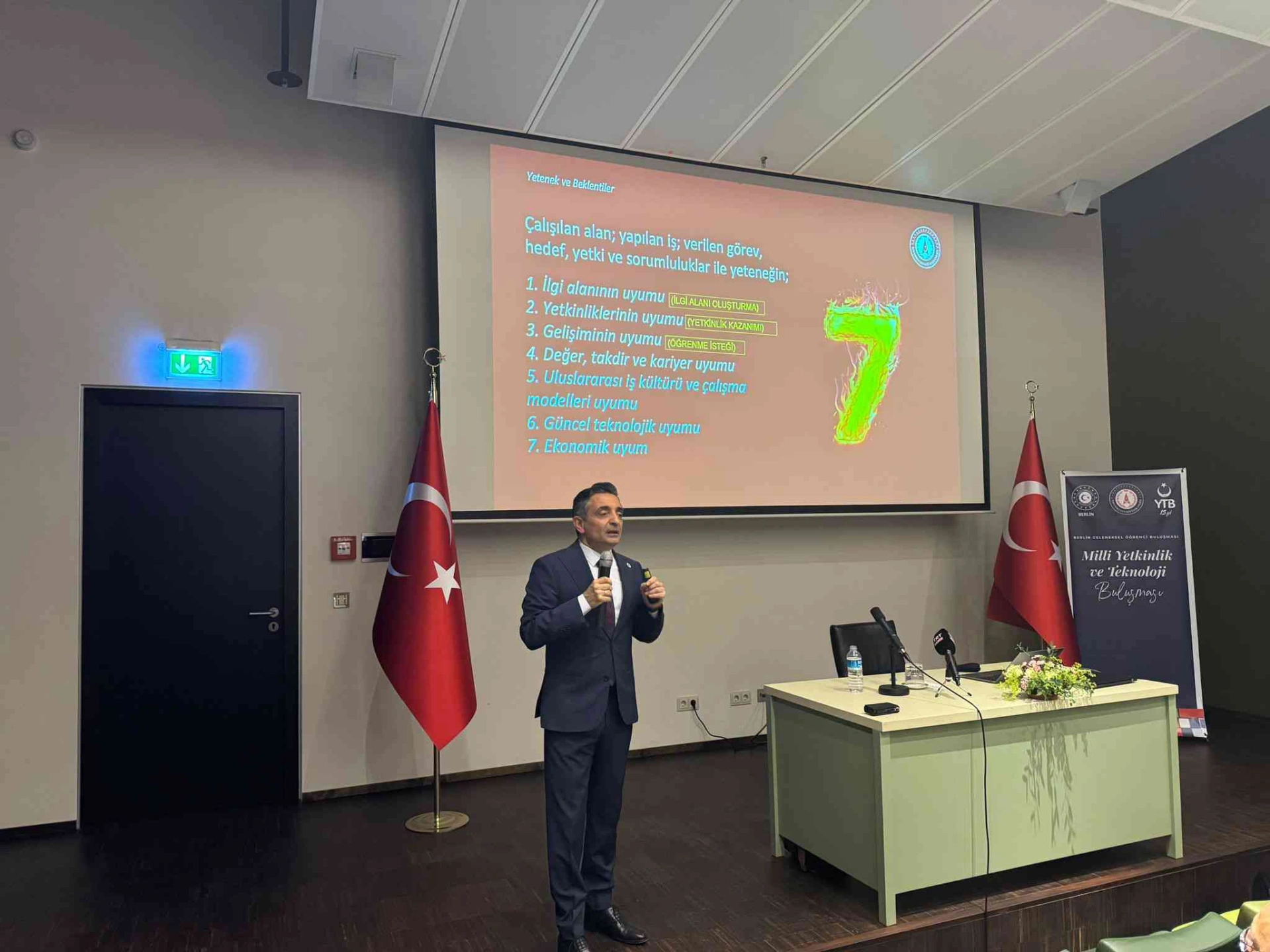 Berlin’de düzenlenen öğrenci buluşmasında Türk savunma sanayi firmaları, Avrupa'daki Türk