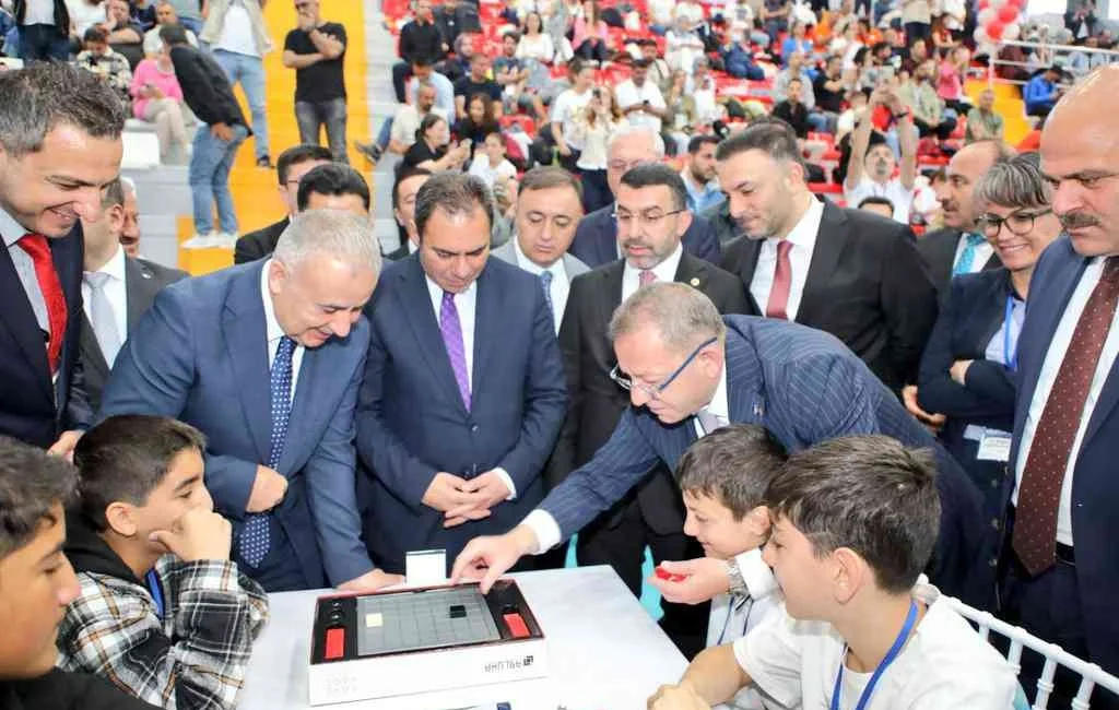 Akıl ve Zeka Oyunları Türkiye Finali Kars’ta Başladı Kars, daha önce temsilcisinin bile olmadığı Akıl ve Zeka Oyunları