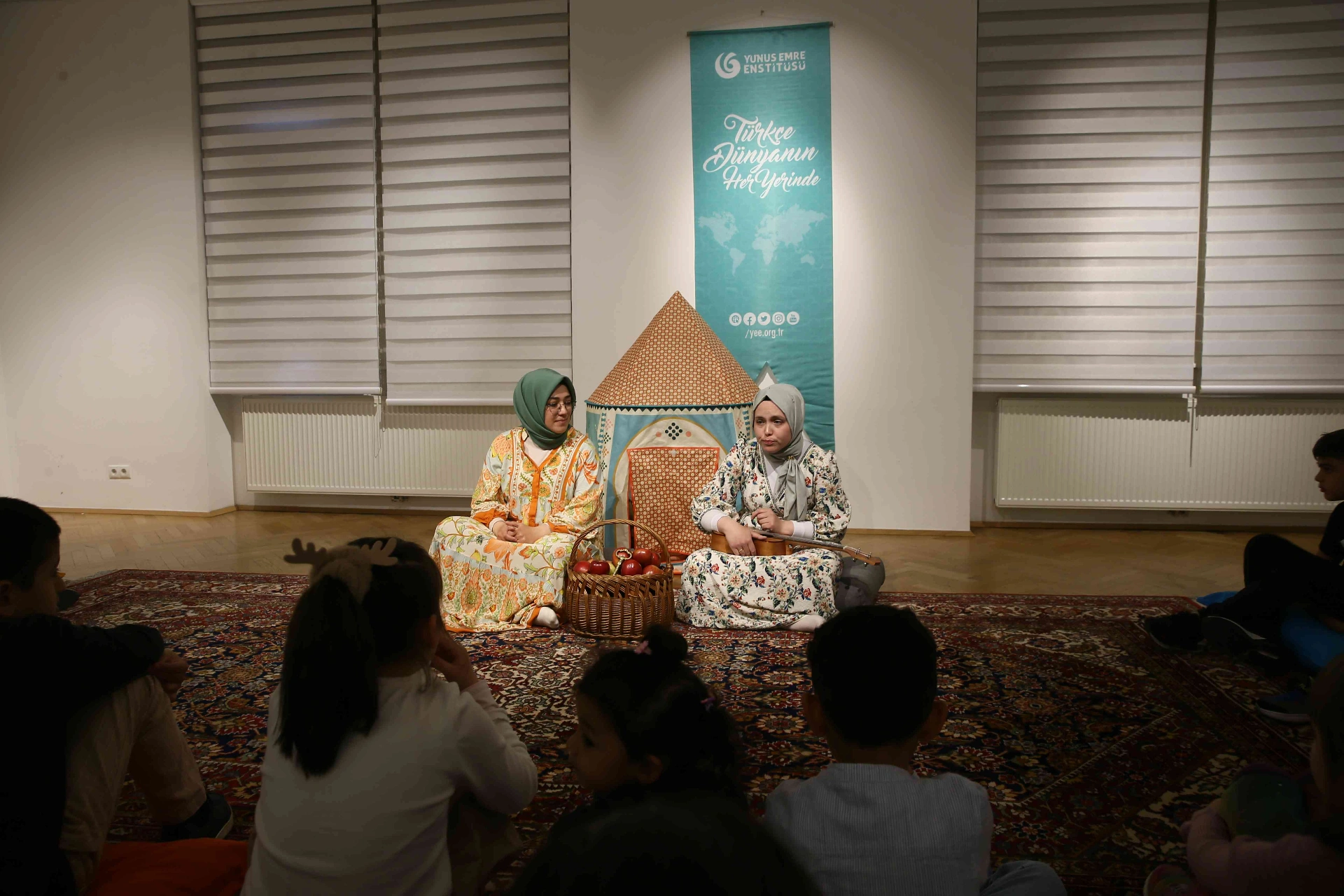 Viyana’daki Türk çocukları, Yunus Emre Enstitüsünde düzenlenen etkinlikte geleneksel masallarla