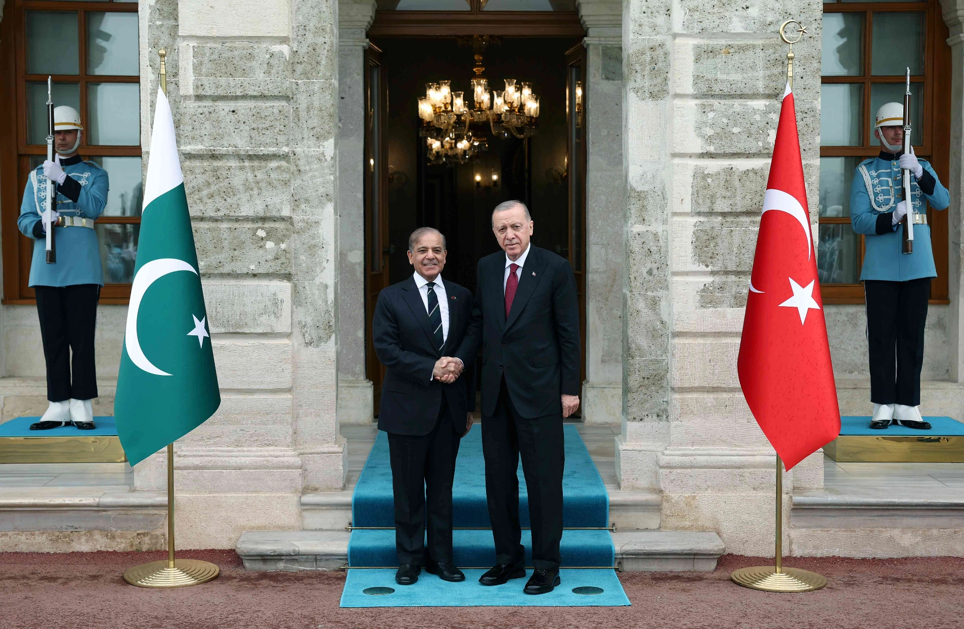 Cumhurbaşkanı Erdoğan, Pakistan Başbakanı Şahbaz Şerif’i İstanbul’da kabul etti. Görüşme,