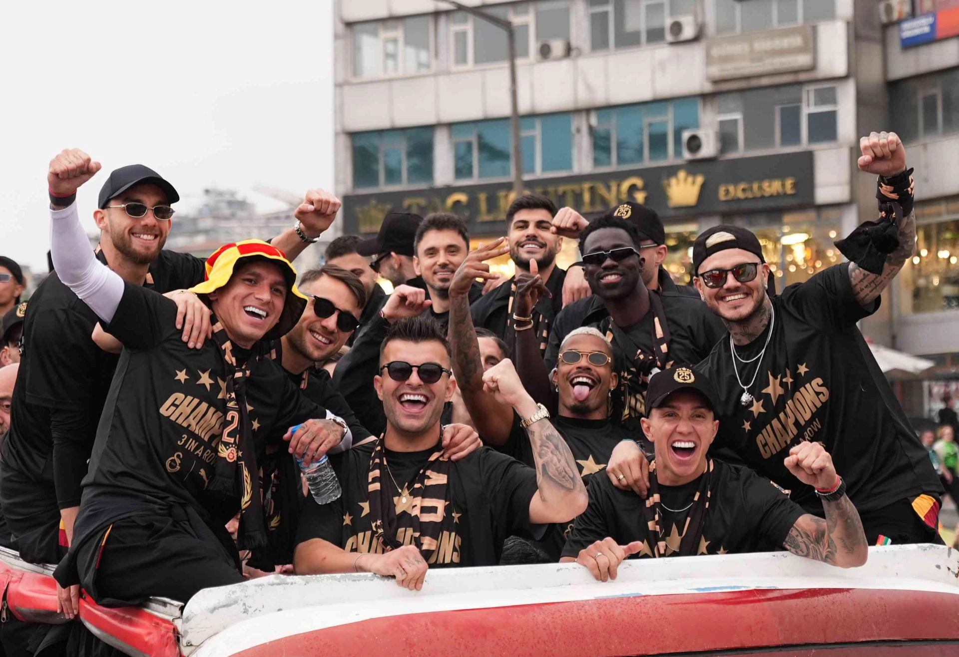 Galatasaray, Trendyol Süper Lig’deki 25. şampiyonluğunu üstü açık otobüs ve