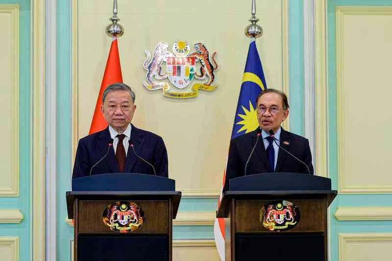 ASEAN Zirvesi öncesi bir araya gelen Malezya ve Vietnam liderleri,