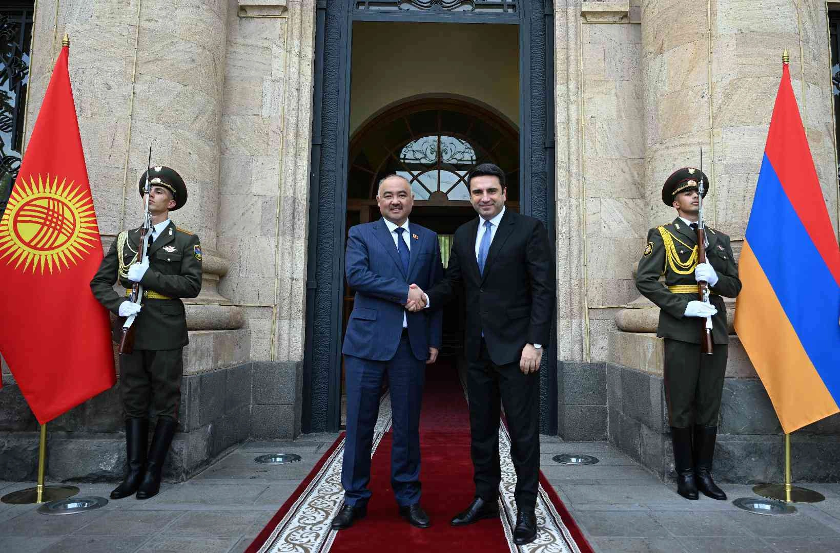 Kırgızistan, Azerbaycan ile Ermenistan arasında barış sürecine destek vererek, olası