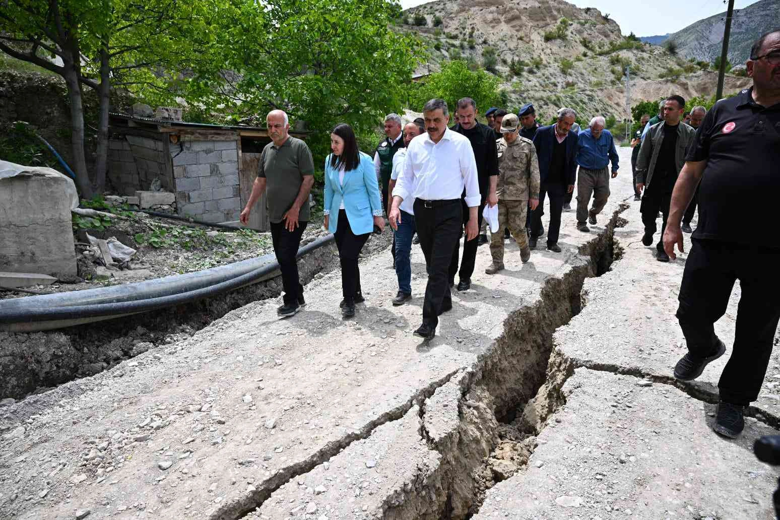Erzurum’un Uzundere ilçesinde meydana gelen toprak kayması sonrası hasar gören