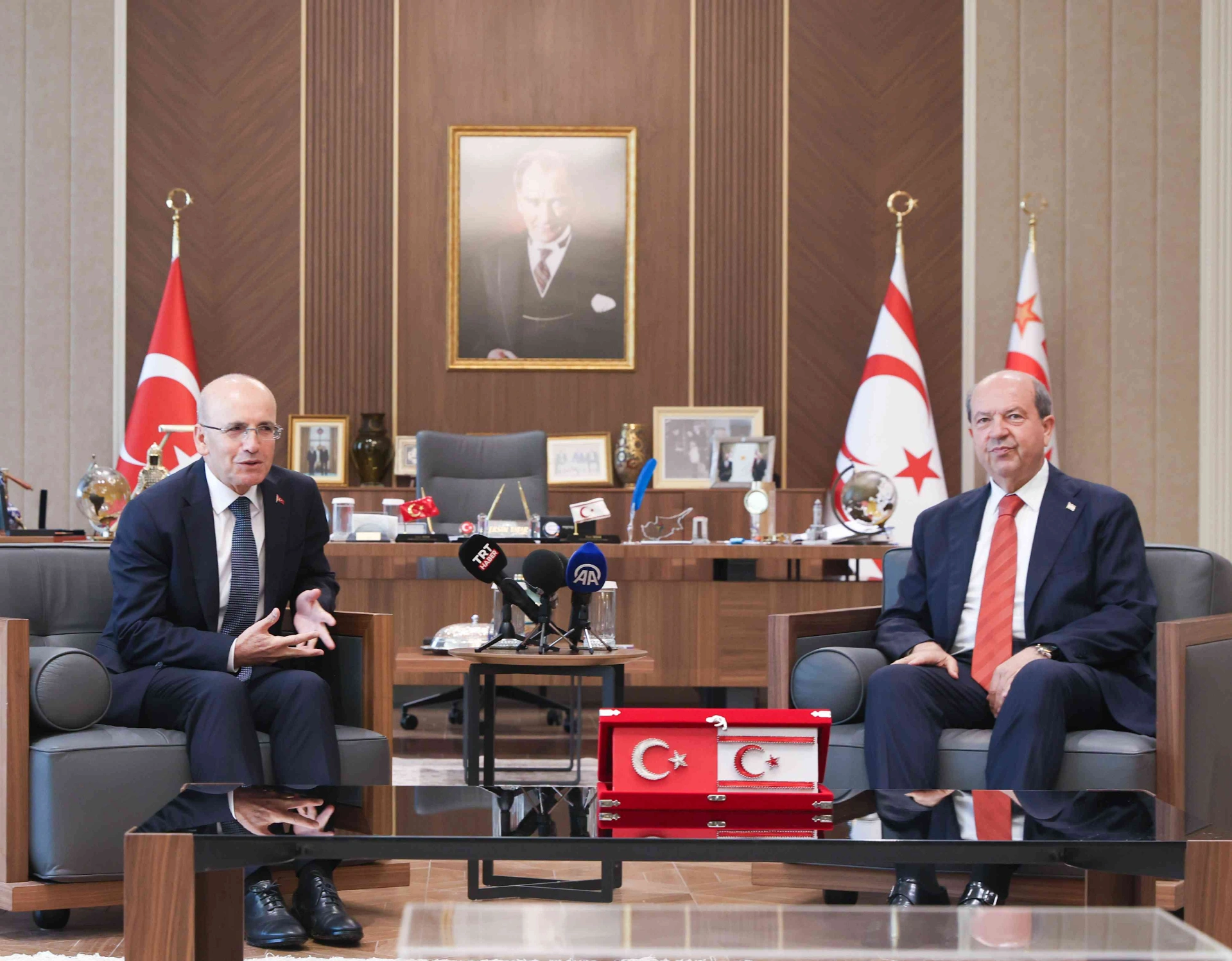 KKTC Cumhurbaşkanı Ersin Tatar, Bakan Mehmet Şimşek’i Cumhurbaşkanlığı Yerleşkesinde kabul