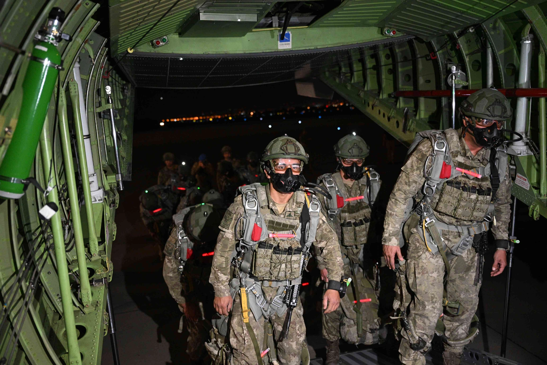 Türk Silahlı Kuvvetlerinin Kayseri’de sürdürdüğü Erciyes-2025 Tatbikatı, gece paraşüt atlayışıyla