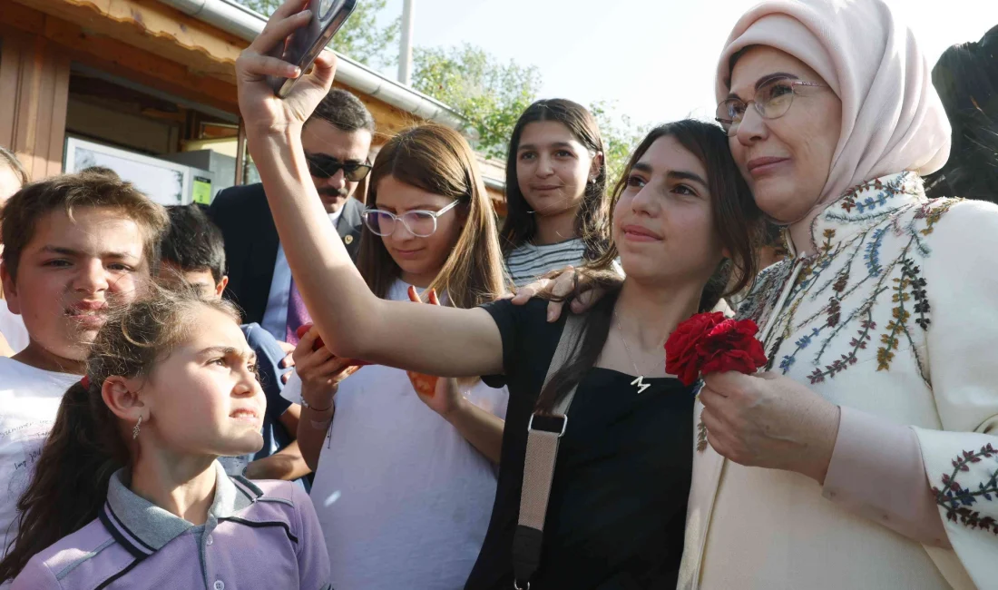 Emine Erdoğan, Kapadokya’da Yoğurt Mayaladı Türk Mutfağı Haftası için Nevşehir’e giden Emine Erdoğan, geleneksel yöntemlerle