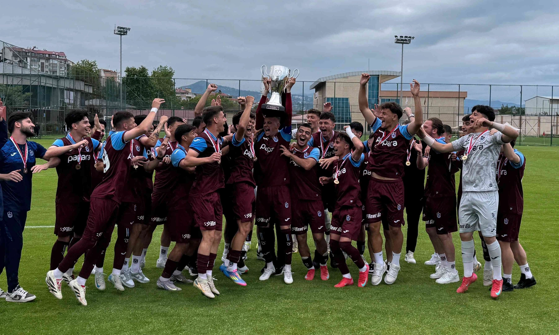 Elit A Ligi’nde üst üste ikinci kez şampiyon olan Trabzonspor