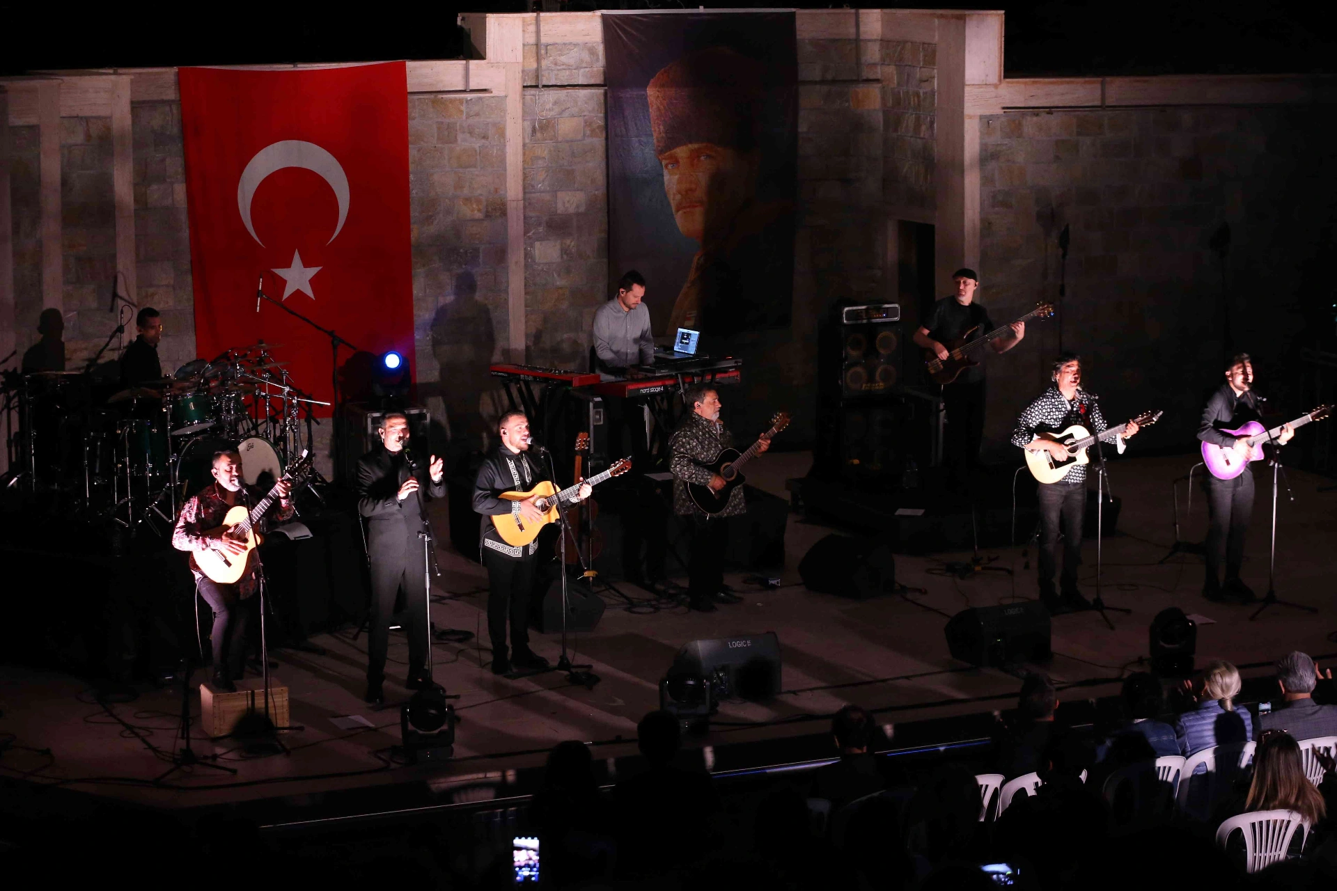 Latin müziğinin efsane grubu Gipsy Kings, Tonino Baliardo liderliğinde Eskişehir'de