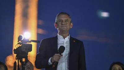 CHP lideri Özgür Özel, Esenler’de düzenlenen mitingde, İstanbul Büyükşehir Belediyesi’ne