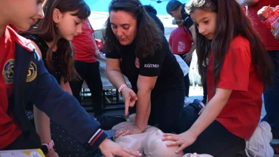 “Sağlıklı Çocuk, Sağlıklı Gelecek” programı kapsamında Edirne’de yüzlerce öğrenci sağlık