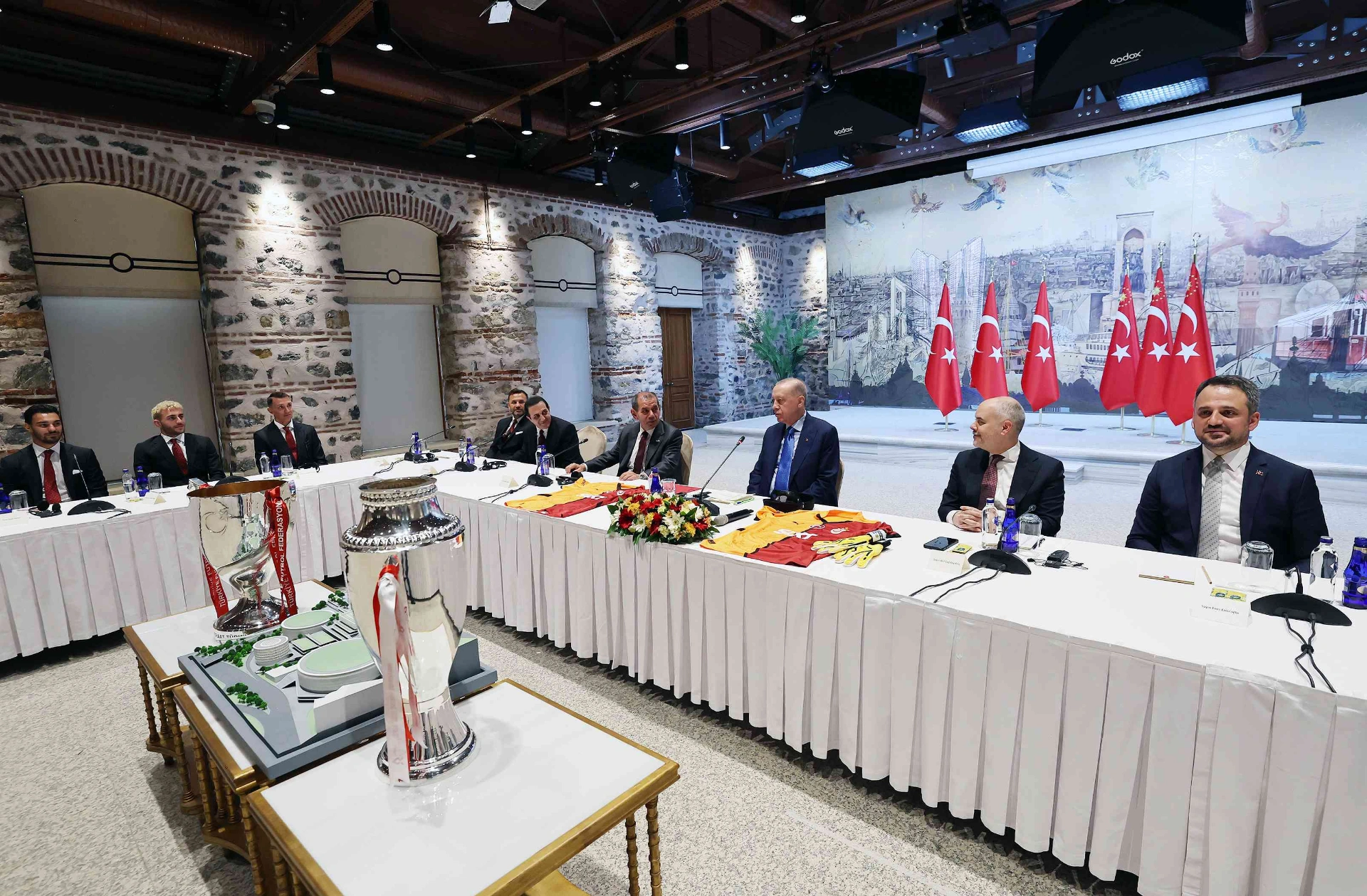 Cumhurbaşkanı Erdoğan, Süper Lig’in 2024-2025 sezonunu şampiyon tamamlayan Galatasaray futbol
