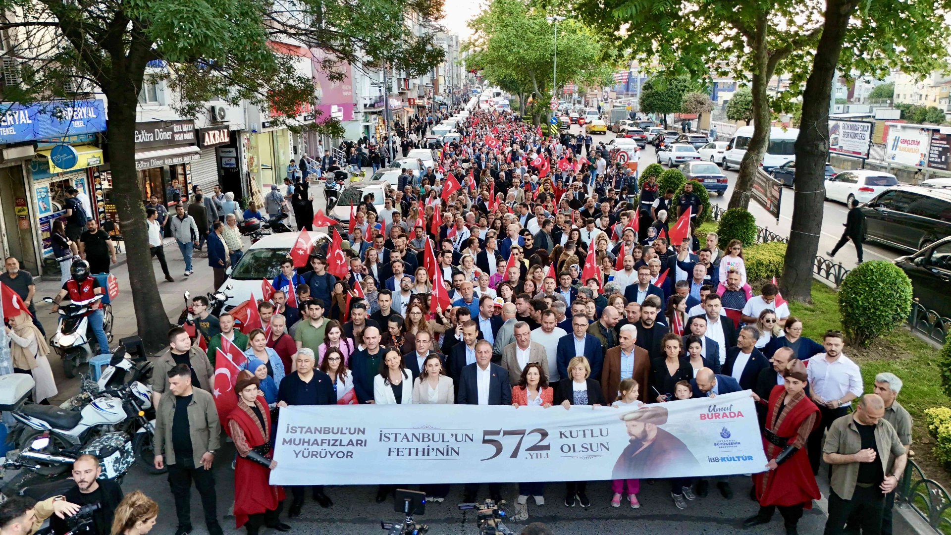 İstanbul’un fethinin 572. yılı kutlamaları kapsamında Edirnekapı’dan Saraçhane’ye mehteran eşliğinde