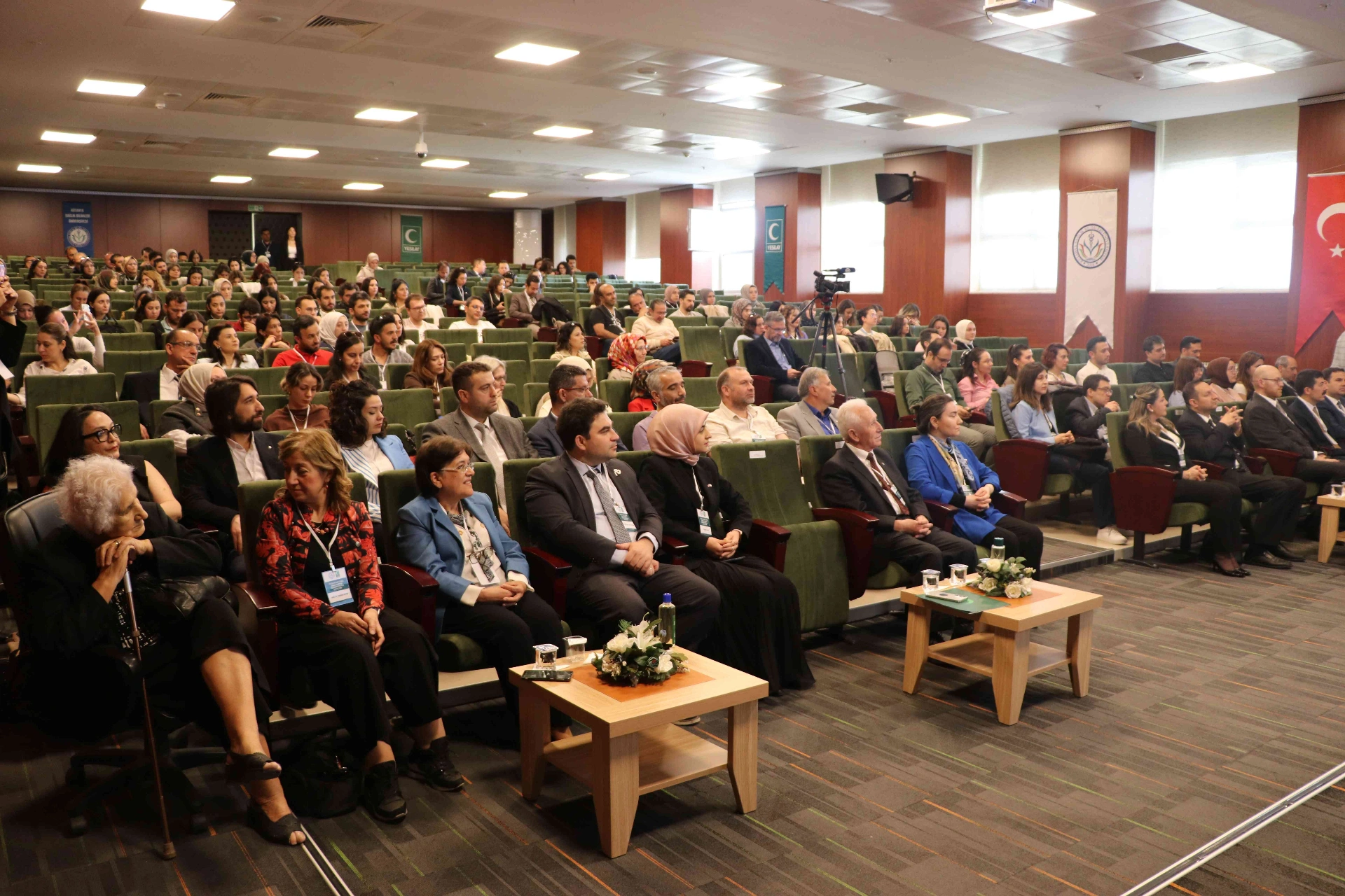 Kütahya’da Yeşilay ve KSBÜ iş birliğiyle düzenlenen sempozyumda, tütünle mücadelede