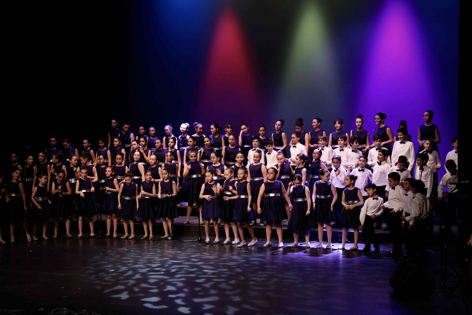 SAMDOB’un 90 kişilik çocuk korosu, Atatürk Kültür Merkezi’nde sahneye çıkarak