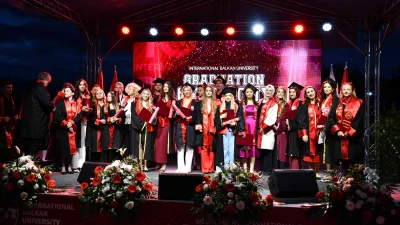 Üsküp’te bulunan Uluslararası Balkan Üniversitesi, 15. dönem mezunlarını törenle uğurladı;