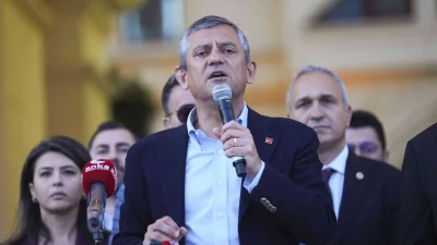 CHP Genel Başkanı Özgür Özel, İstanbul’daki belediye başkanlarına yönelik gözaltılara