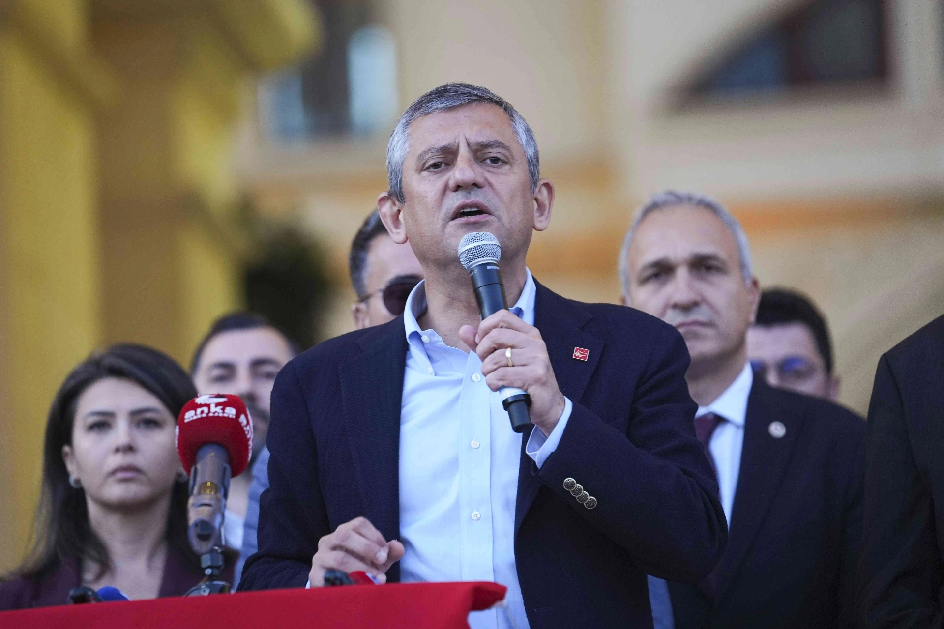 CHP Genel Başkanı Özgür Özel, İstanbul’daki belediye başkanlarına yönelik gözaltılara