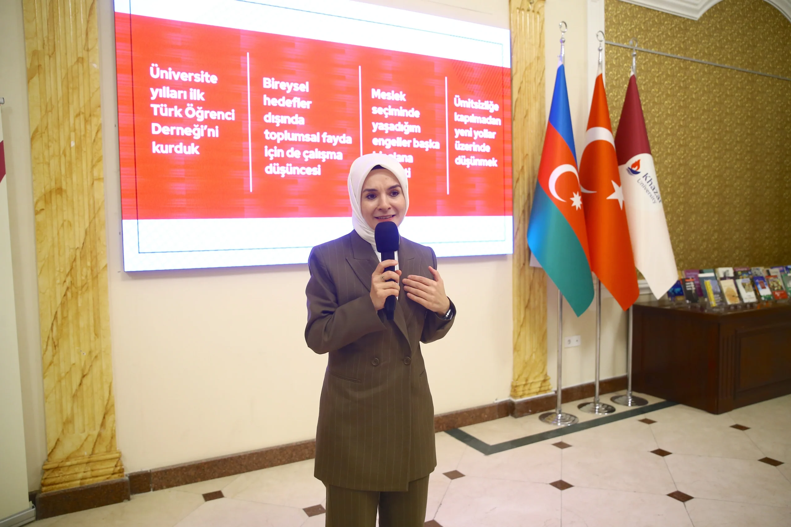 Aile ve Sosyal Hizmetler Bakanı Mahinur Özdemir Göktaş, Azerbaycan’da öğrencilerle