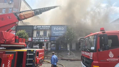 stanbul Ümraniye’de oto sanayi sitesindeki iş yerinde çıkan yangın, itfaiyenin