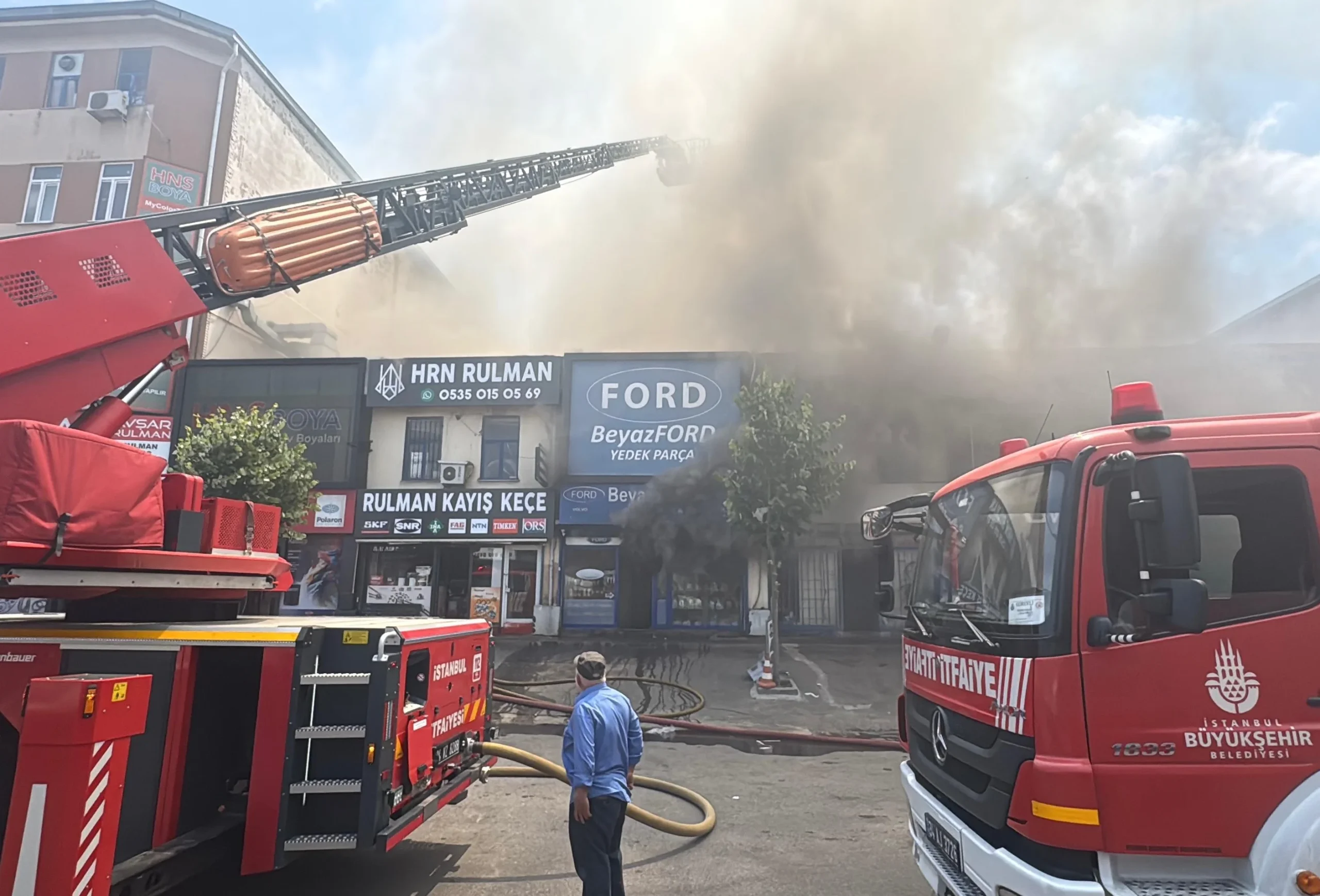 stanbul Ümraniye’de oto sanayi sitesindeki iş yerinde çıkan yangın, itfaiyenin