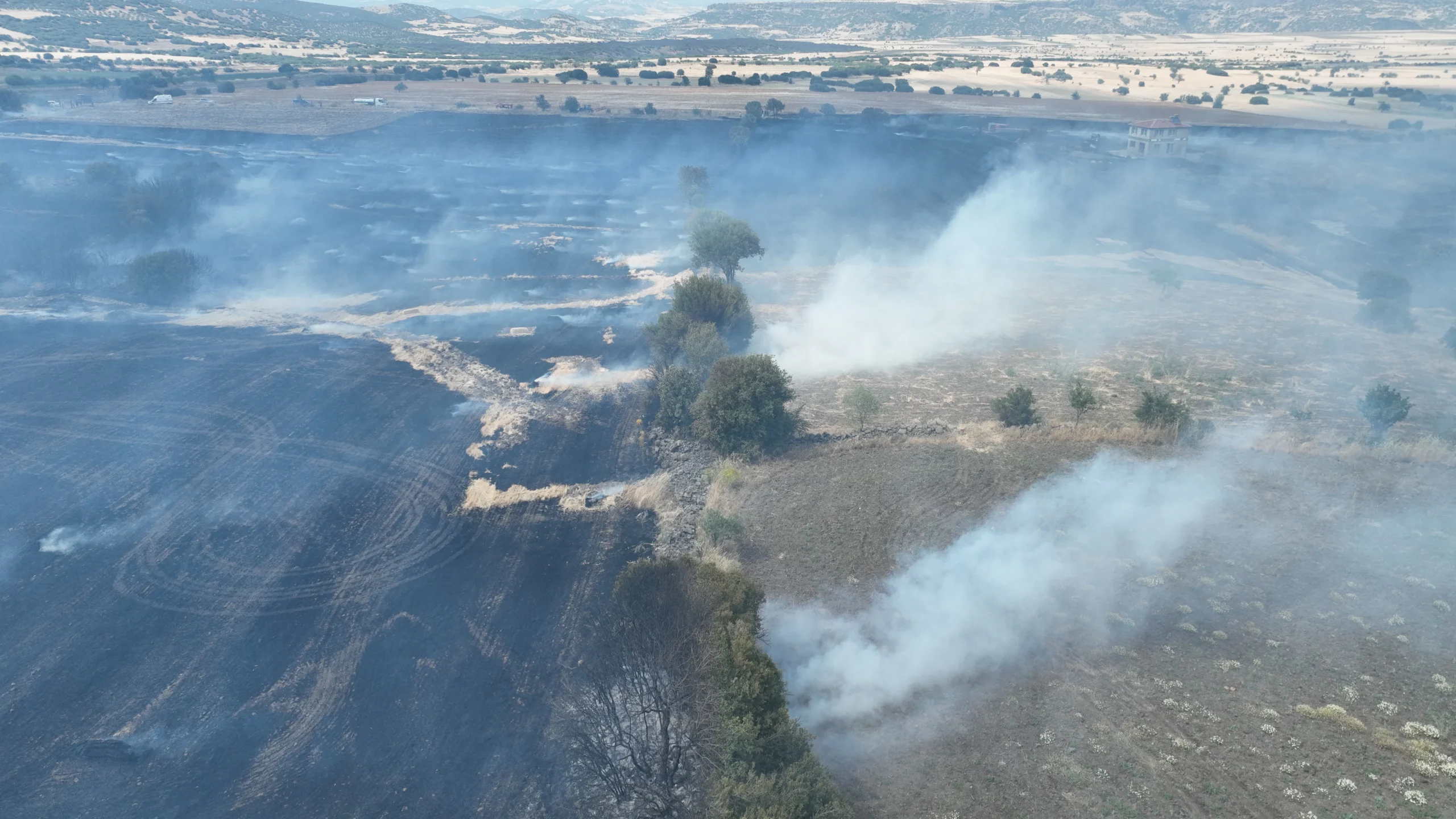 Kula’da saman balya makinesinden çıktığı değerlendirilen yangın 20 dönüm buğday