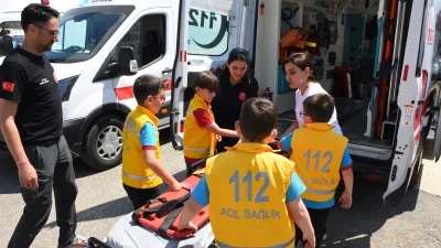  Samsun’da ilkokul öğrencileri sağlık elçisi olarak arkadaşlarına ilk yardım