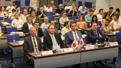  İzmir'deki konferansta KOBİ'ler, ABD'deki ticaret ve yatırım imkanları hakkında