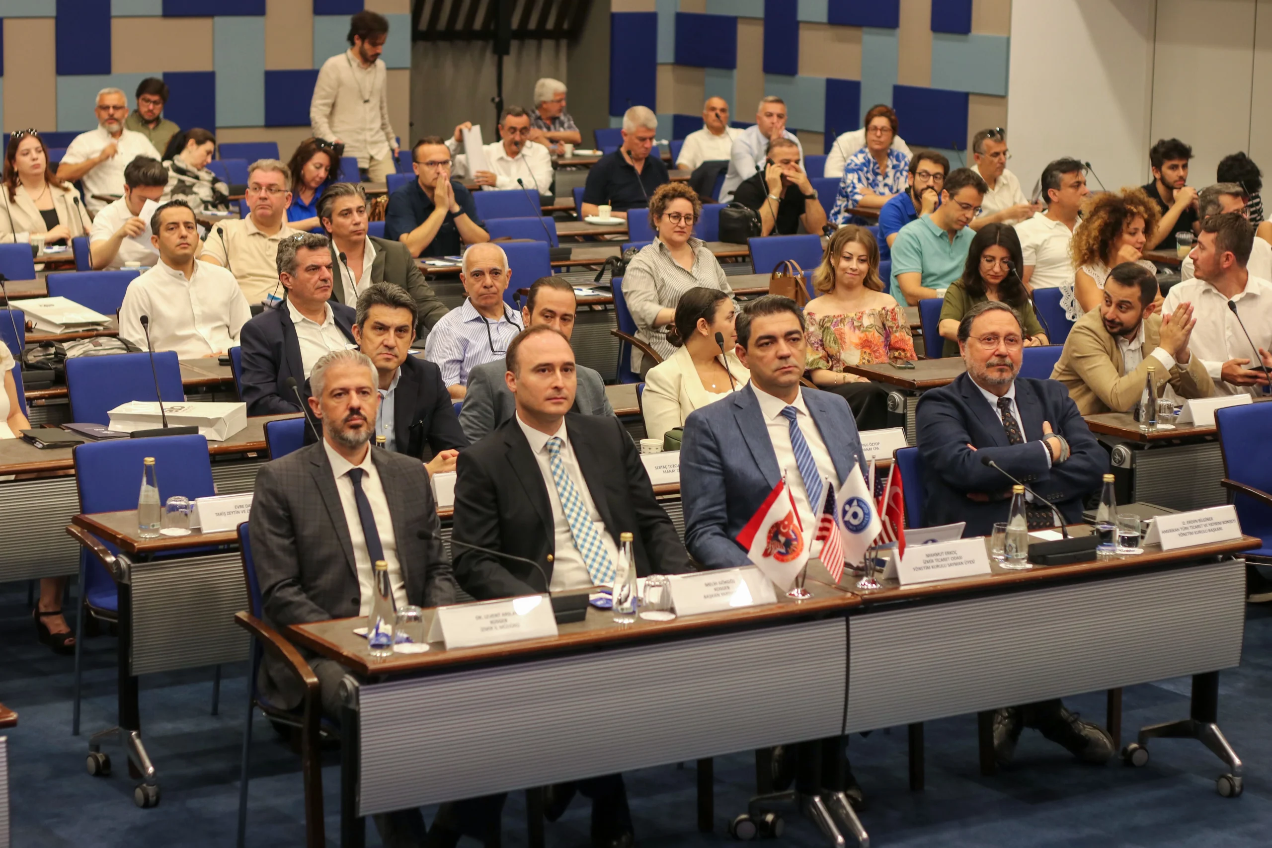  İzmir'deki konferansta KOBİ'ler, ABD'deki ticaret ve yatırım imkanları hakkında