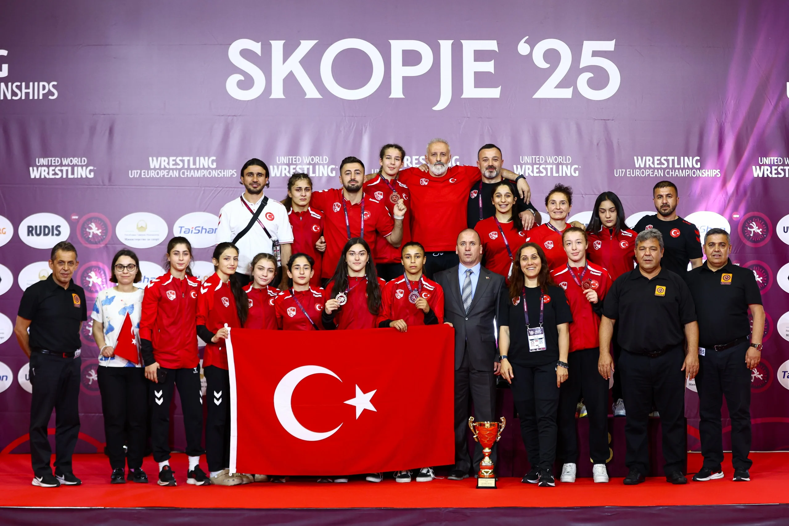  Milli kadın güreşçiler, Avrupa’da 17 yaş altı kategorisinde üst