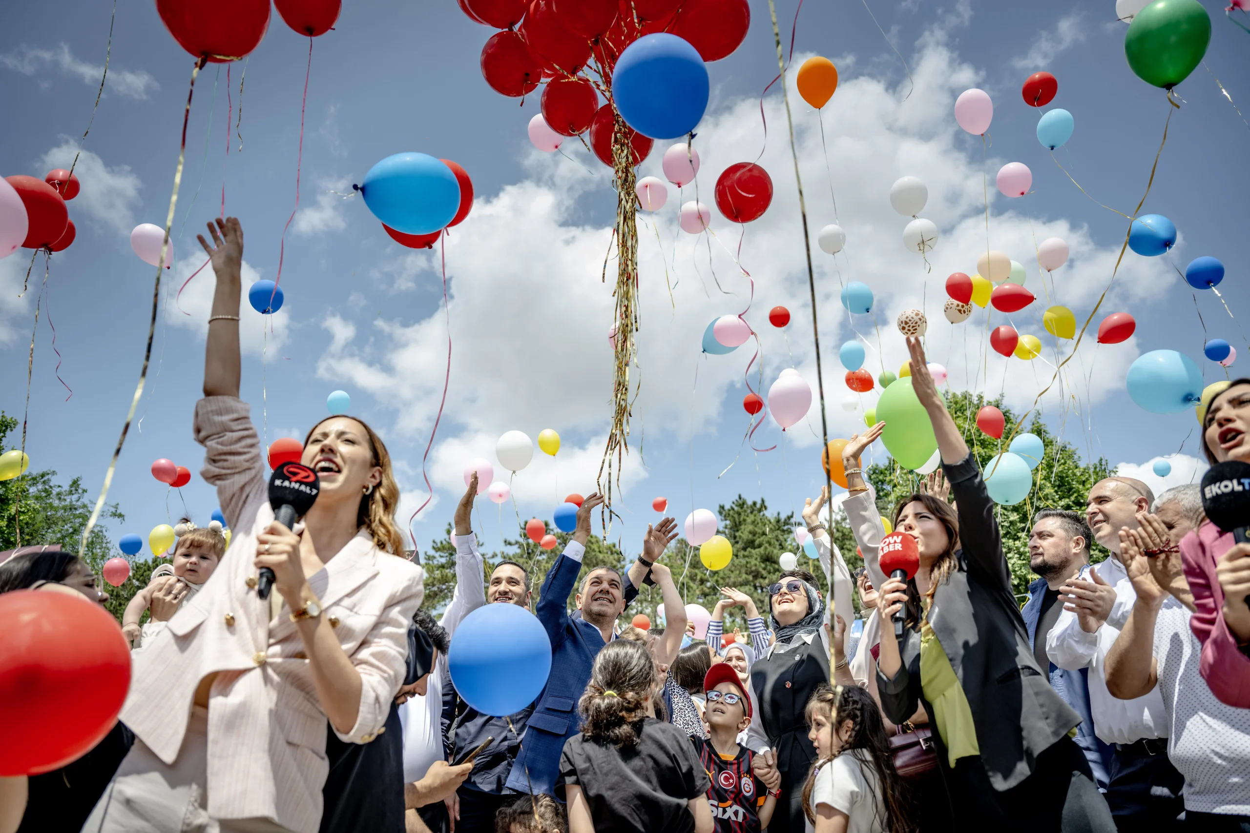  Esenler’de 7 yaşındaki Selim’in kanseri yenmesi kutlandı, balonlar gökyüzüne