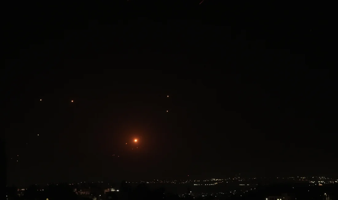 İran’ın Füze Saldırısında İsrail’de Bina Yıkıldı: 1 Ölü, 13 Yaralı İran'ın gerçekleştirdiği füze saldırısında İsrail'in kuzeyinde bir bina yıkıldı,