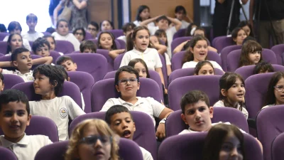 Beşiktaş’ta düzenlenen tiyatro gösterisiyle öğrencilere trafik kuralları eğlenceli ve öğretici