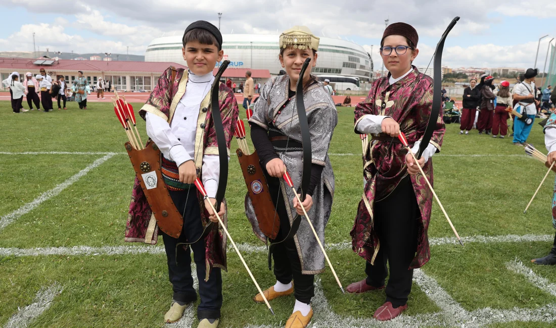 Sivas’ta başlayan Türkiye Okçuluk Şampiyonası’nda, 550 sporcu geleneksel kıyafetlerle hünerlerini