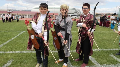 Sivas’ta başlayan Türkiye Okçuluk Şampiyonası’nda, 550 sporcu geleneksel kıyafetlerle hünerlerini