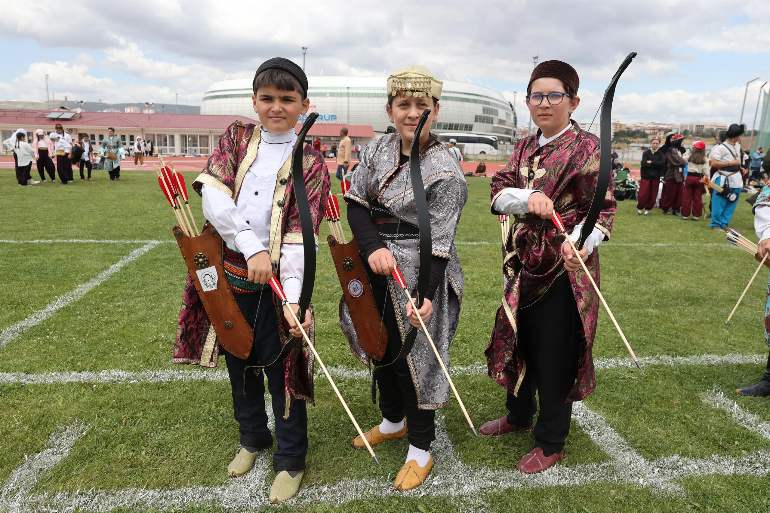 Sivas’ta başlayan Türkiye Okçuluk Şampiyonası’nda, 550 sporcu geleneksel kıyafetlerle hünerlerini