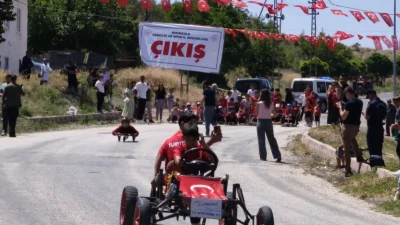 Karakeçili’de ilkokul ve ortaokul öğrencileri, atık malzemelerle ürettikleri tornetlerle kıyasıya