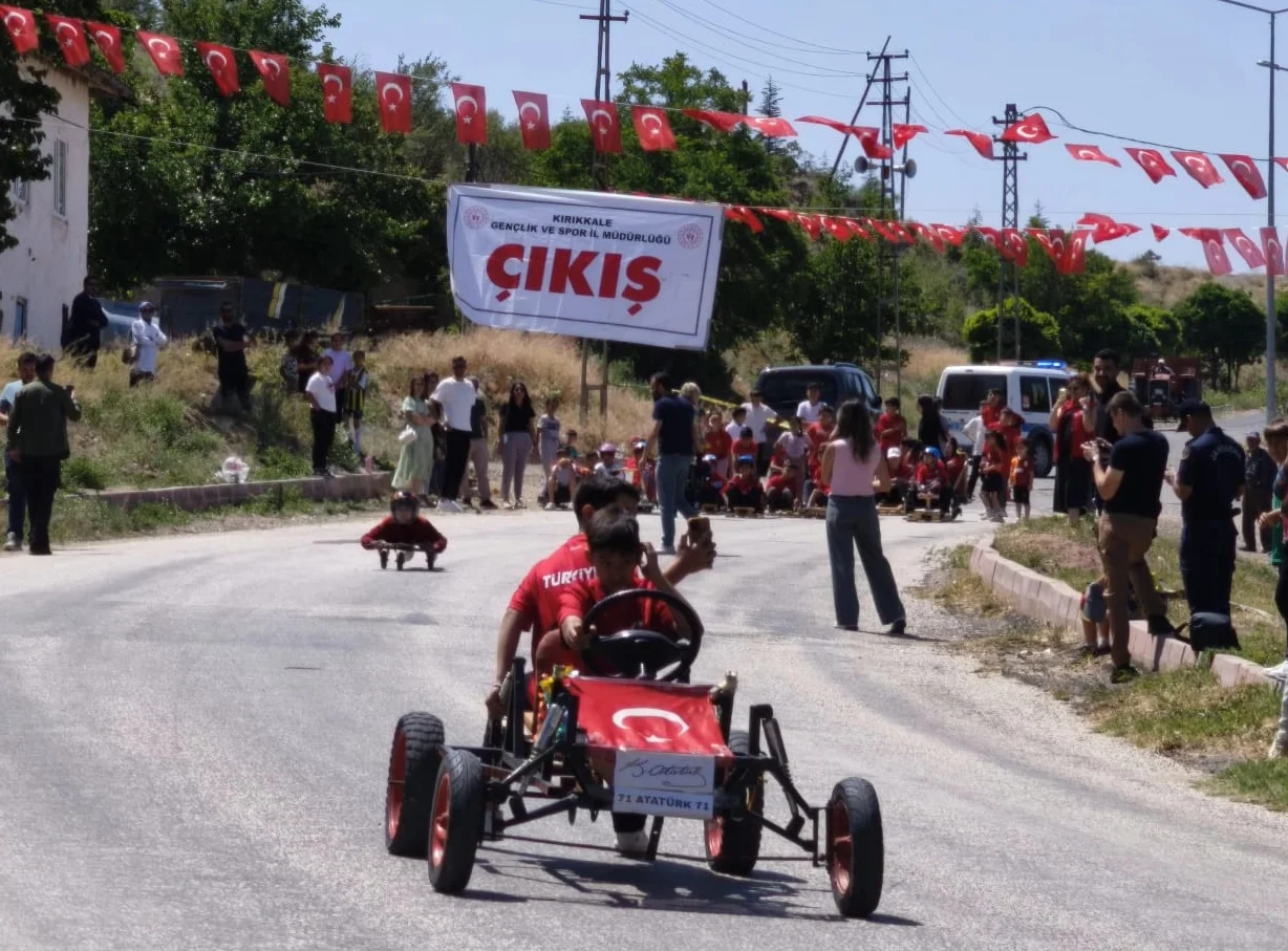 Karakeçili’de ilkokul ve ortaokul öğrencileri, atık malzemelerle ürettikleri tornetlerle kıyasıya