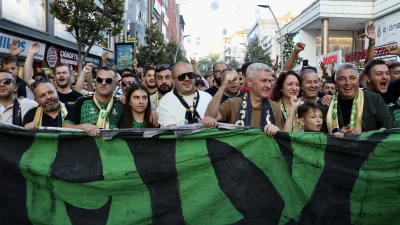  Sakaryaspor’un 60. yılı, taraftarların yoğun katılımıyla coşkulu bir yürüyüş